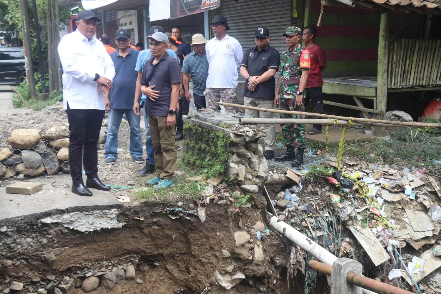 Bupati Bogor, Rudy Susmanto, saat meninjau jembatan ambruk di Cipicung (KIS/IST)