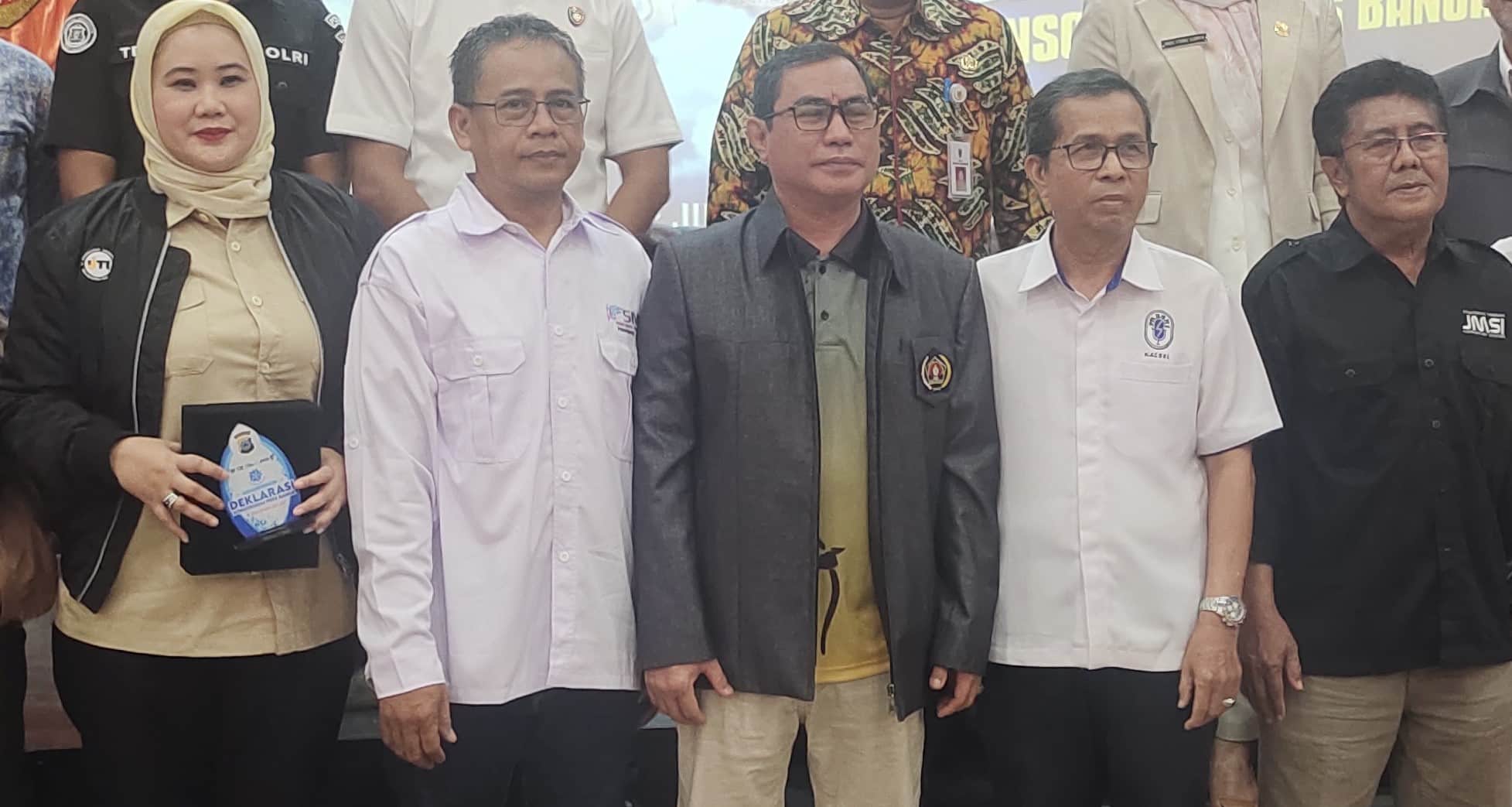 Ketua Ikatan Jurnalis Televisi Indonesia (IJTI) Kalsel Dina Qomariah, Ketua Serikat Media Siber Indonesia (SMSI) Kalsel Anang Fadillah, Ketua Persatuan Wartawan Indonesia (PWI) Kalsel, Zainal Helmie, Ketua Jaringan Media Siber Indonesia (JMSI) Kalsel Milhan Rusli dan Ketua Persatuan Radio Siaran Swasta Nasional Indonesia (PRSSNI) Kalsel Sukma HA. (ist)