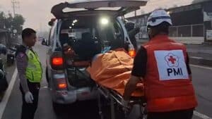 Menyalip dari Sisi Kiri Tabrak Trotoar Warga Jombang Jatuh Terlindas Truk Gandeng di Mojokerto