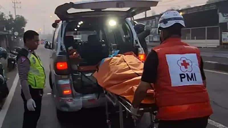 Menyalip dari Sisi Kiri Tabrak Trotoar Warga Jombang Jatuh Terlindas Truk Gandeng di Mojokerto