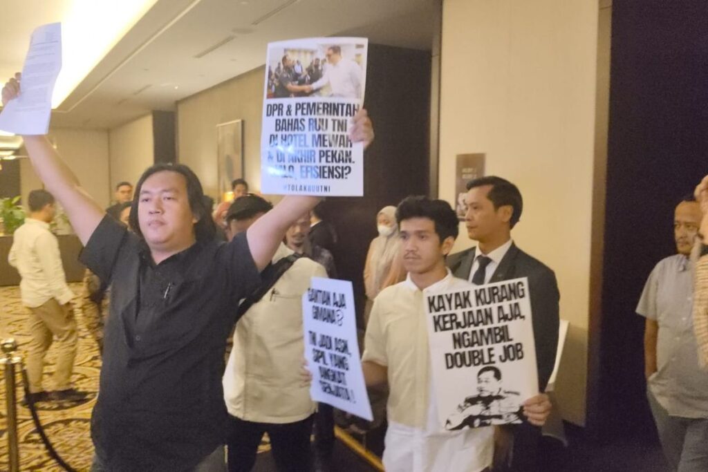 Koalisi Sipil Protes Pembahasan RUU TNI di Hotel Mewah, Dinilai Tidak Transparan