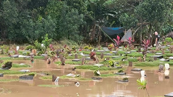 Kondisi makam di TPU Jatisari, Jatiasih, yang terendam banjir akibat luapan air dari Kali Bekasi, Senin (3/3/2025). (ist)