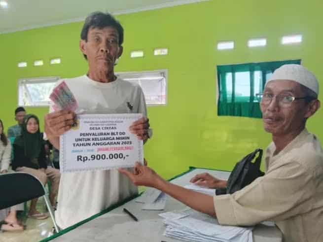 Pemerintah Desa Cikeas Kabupaten Bogor menyalurkan Bantuan Langsung Tunai, Dana Desa Tahun Anggaran 2025 kepada masyarakatnya (KIS/NICKO)