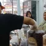 Transaksi jual beli di toko khas Timur Tengah, Toko Madinah, Kota Bogor (KIS/NICKO)