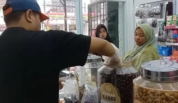 Transaksi jual beli di toko khas Timur Tengah, Toko Madinah, Kota Bogor (KIS/NICKO)