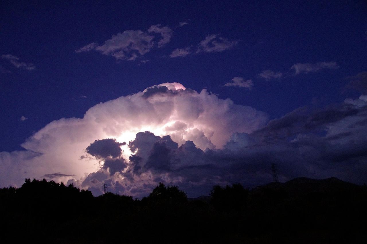Penampakan Awan Bergulung Sebelum Hujan Angin di Jember (Pixabay/Valter Cirillo)