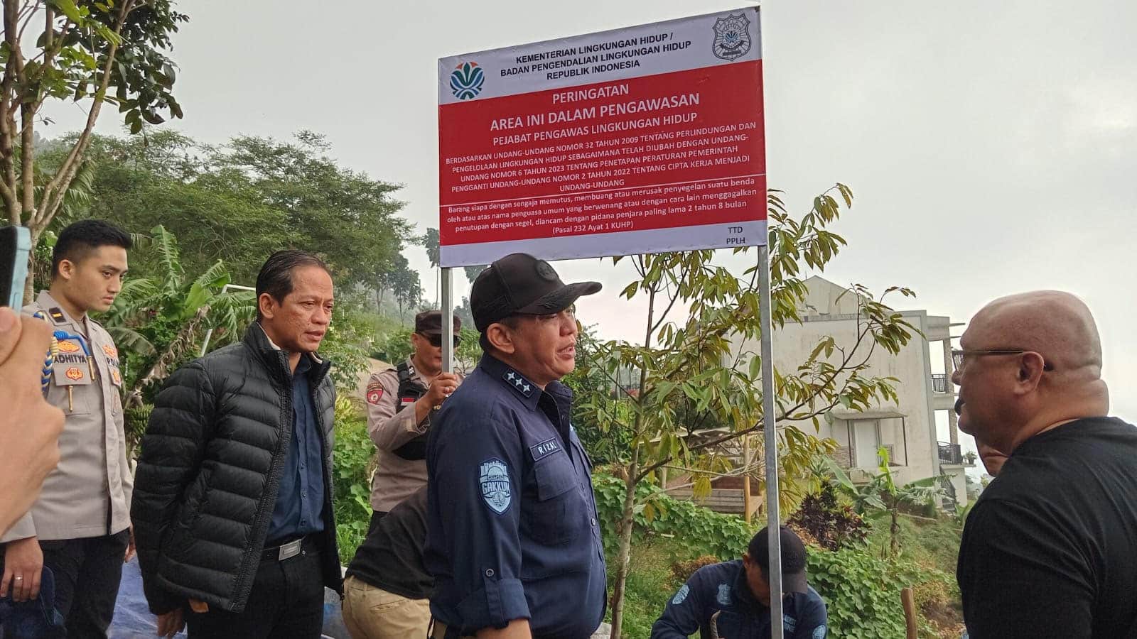 LH/BPLH mengambil tindakan berani dengan memasang garis PPLH serta papan pengawasan di kawasan Awan Hills dan PT BSS, Kecamatan Cijeruk (KIS/NICKO)