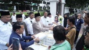Ramadan bulan Berbagi, Menag Nasaruddin Bagikan Takjil kepada Masyarakat Umum