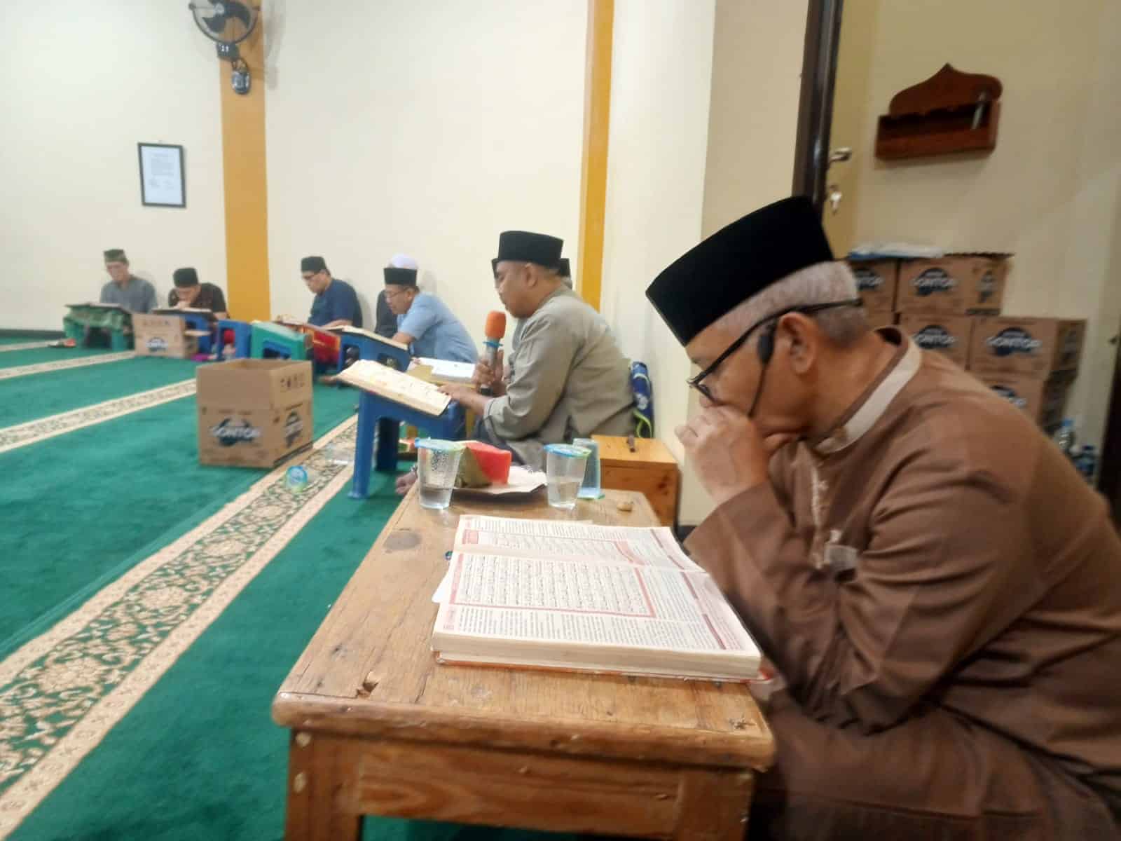 Warga gelar pengajian di masjid usai pelaksanaan salat tarawih. (tiyo/KIS)