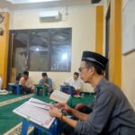 Jemaah mengadakan tadarusan untuk mencari berkah Allah SWT usai salat tarawih di masjid. (tiyo/KIS)