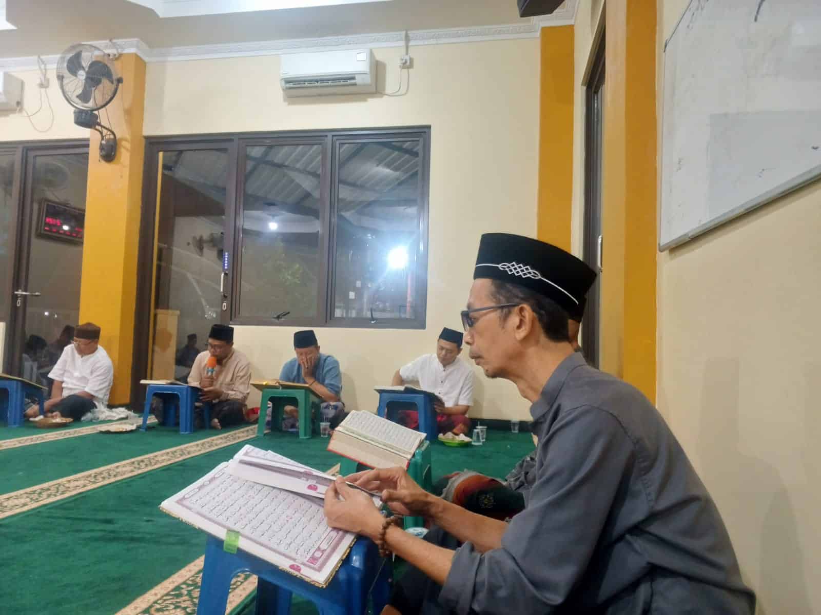 Jemaah mengadakan tadarusan untuk mencari berkah Allah SWT usai salat tarawih di masjid. (tiyo/KIS)