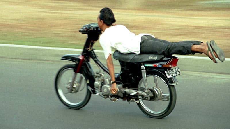 Penyebab Anak Muda Memiliki Kesenangan Naik Motor Ngebut, Solusi dan Pencegahannya