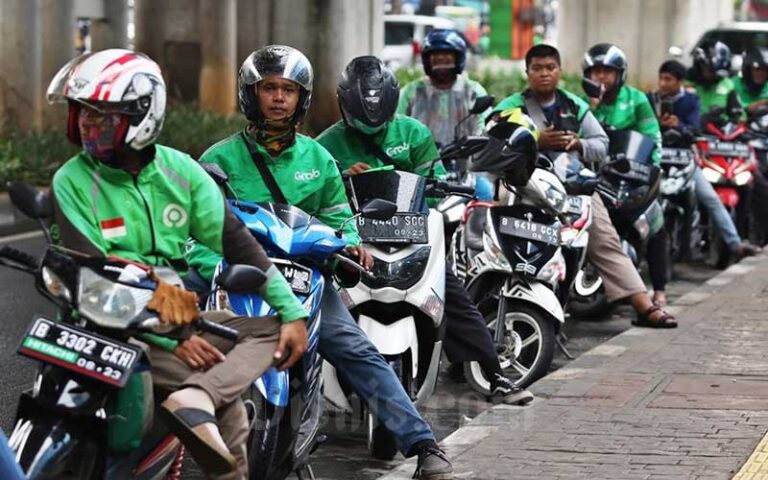 Ojek online sedang menunggu penumpang. (Ist)