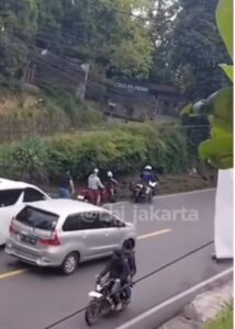 Viral Motor Patwal Alphard Pepet Pemotor di Bogor hingga Jatuh ke Selokan