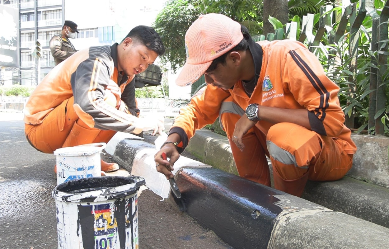 Personel PPSU sedang melaksanakan tugasnya. (Ist)