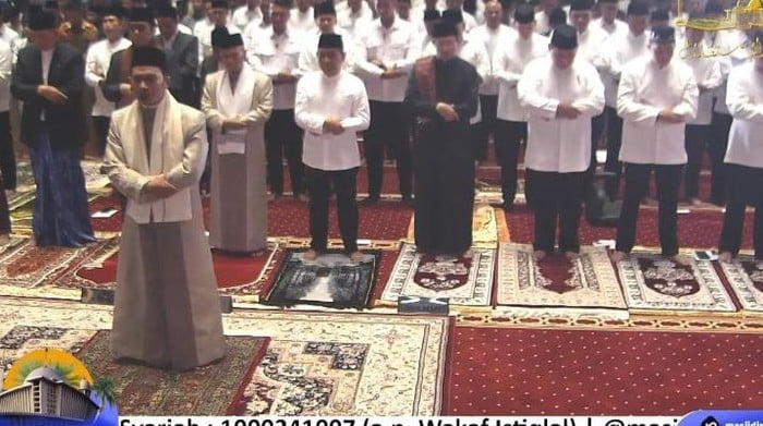 Presiden Prabowo dan Wapres Gibran Rakabuming Raka melaksanakan salat idul fitri di Masjid Istiqlal, Senin 31 Maret 2025. (tangkap layar youtube sekretariat presiden)