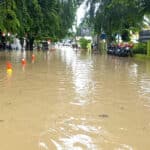 Banjir di Bekasi lumpuhkan warga dalam beraktifitas. (Joy Andre/KIS_