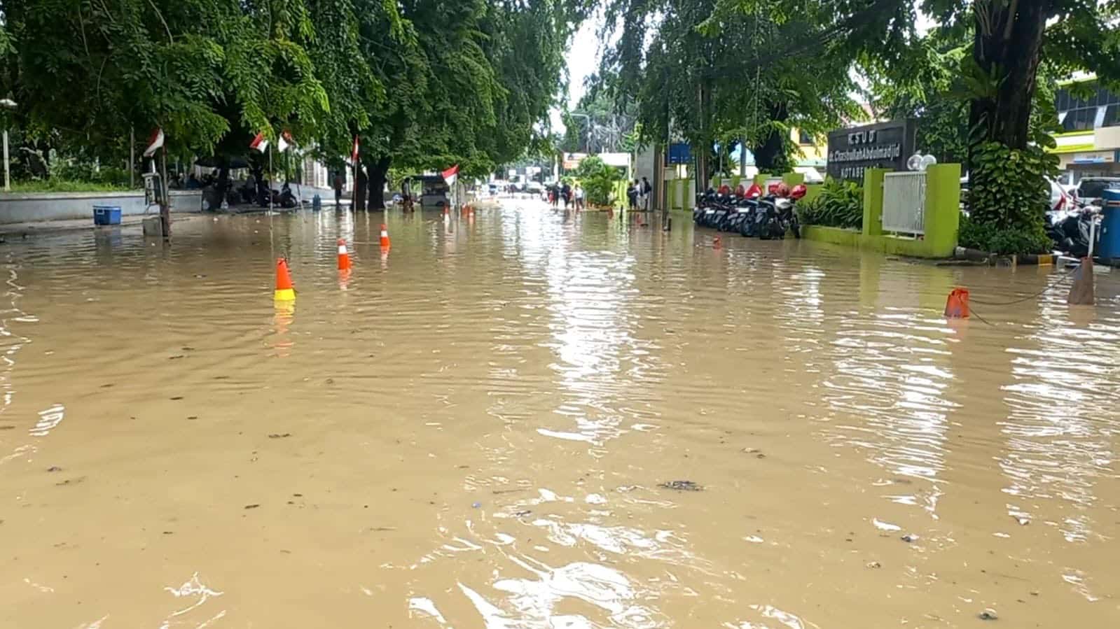 Banjir di Bekasi lumpuhkan warga dalam beraktifitas. (Joy Andre/KIS_