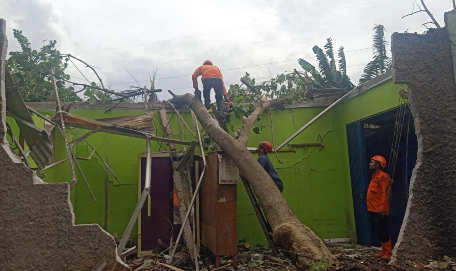Puluhan rumah di Kabupaten Bekasi rusak kena puting beliung. (Ist)