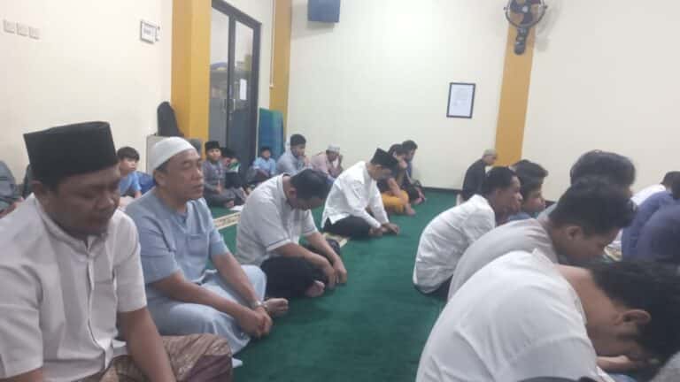 Jemaah melaksanakan salat tarawih di masjid. (tiyo/KIS)