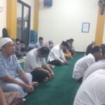 Jemaah melaksanakan salat di masjid. (tiyo/KIS)
