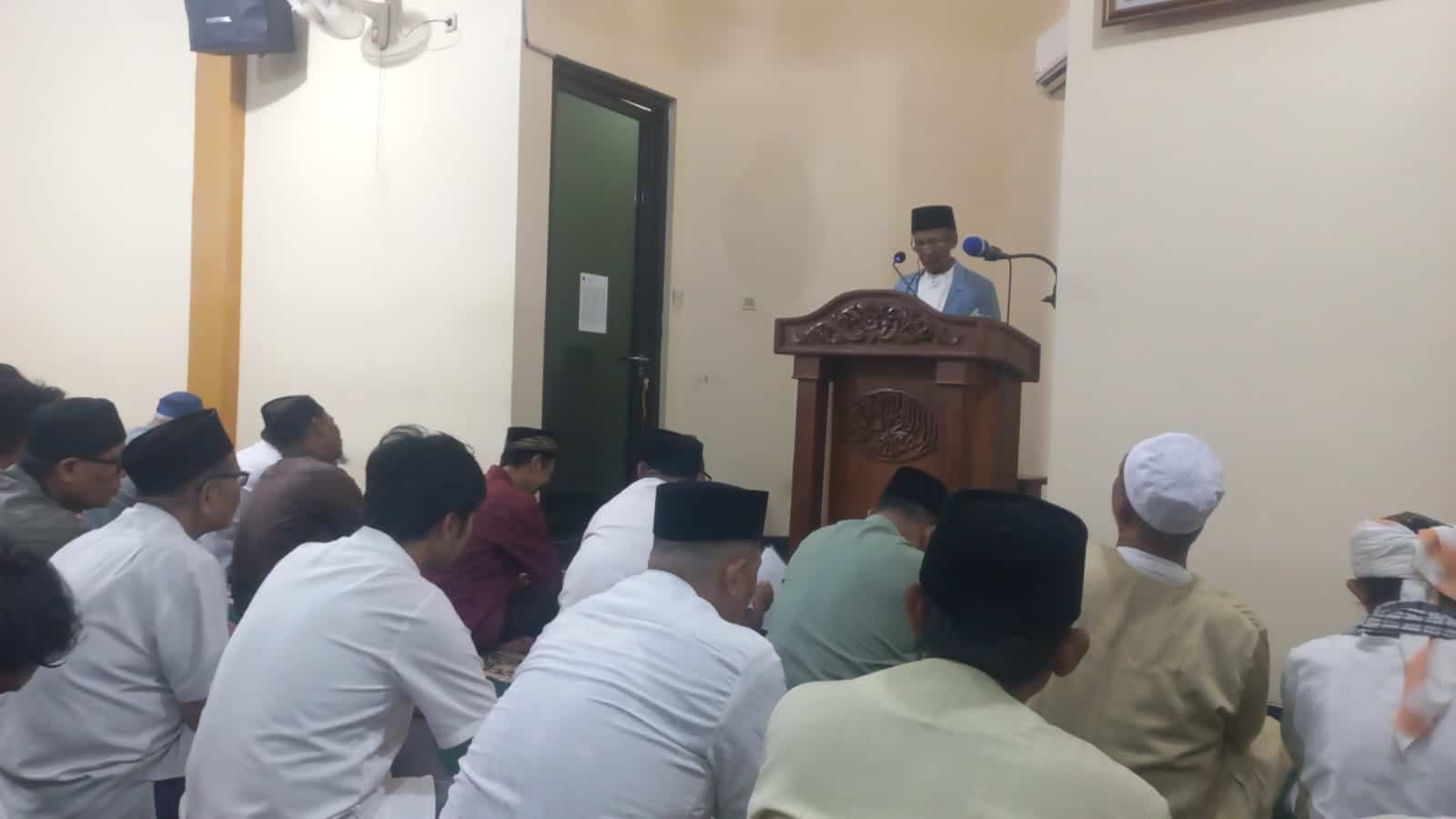 Jemaah salat tarawih di masjid. (tiyo/KIS)