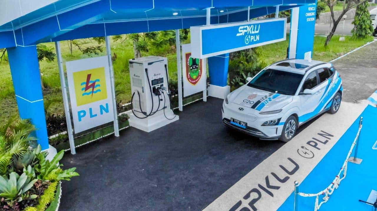 SPKLU yang tersedia di Rest Area Tol Trans Jawa memudahkan pemilik mobil listrik mudik. (Ist)