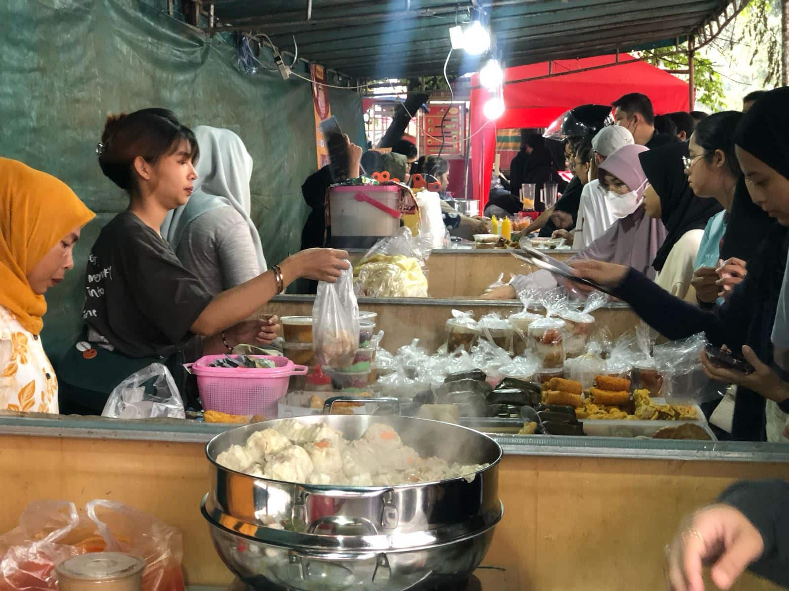 Transaksi jual beli takjil di Bangbarung Kecamatan Bogor Utara, Kota Bogor (KIS/NICKO)
