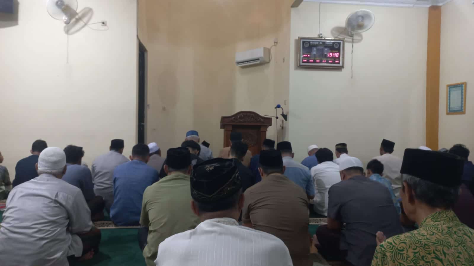 Jemaah melaksanakan salat tarawih di masjid. (tiyo)