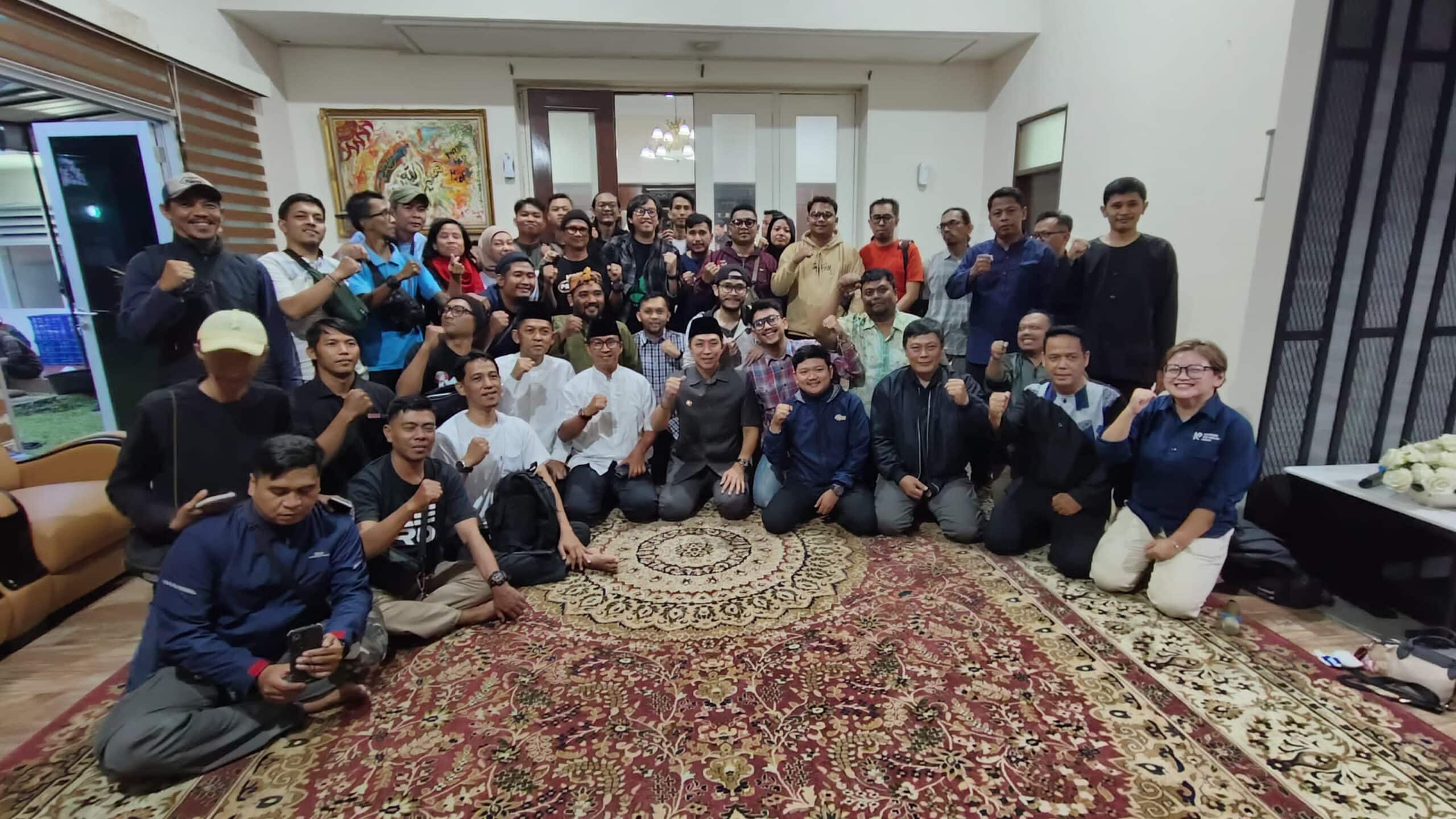 Wali Kota Dedie A. Rachim, Sekdakot Hanafi serta ProKompim Foto bersama puluhan Jurnalis yang bertugas di Bogor Raya (KIS/NICKO)
