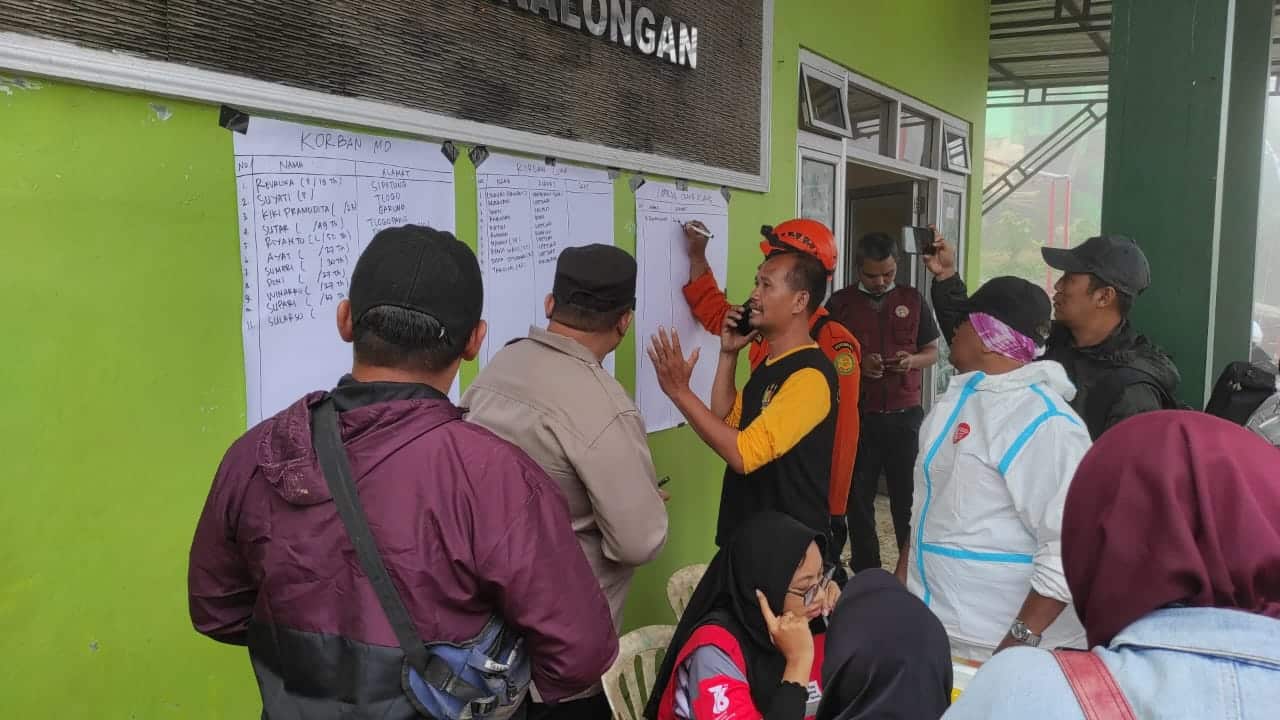 Warga Desa Wunut mengambil THR yang berasal dari PAD obyek wisata di kawasan tersebut. (Ist)