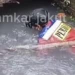 Petugas damkar carikan kunci mobil. (Instagram/damkarjakut)