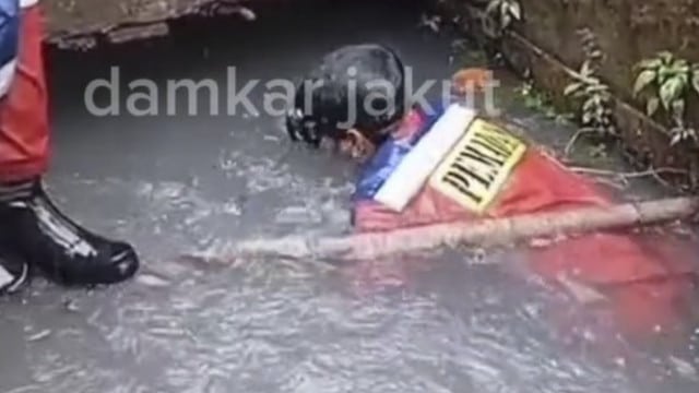 Petugas damkar carikan kunci mobil. (Instagram/damkarjakut)