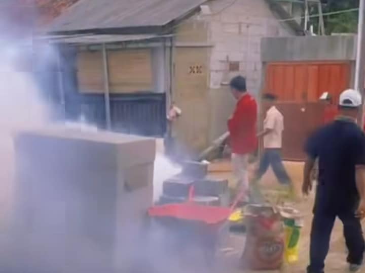 Metode pemberantas sarang nyamuk dengan melakukan Fogging salah satu upaya Dinkes Kabupaten Bogor untuk mencegah penyebaran demam berdarah dengue (KIS/IST)