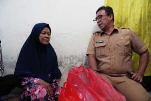 Program ‘Nyaah Ka Indung’ Hadir di Cikaret: Ibu Rohati Terima Bantuan di Usia Senja