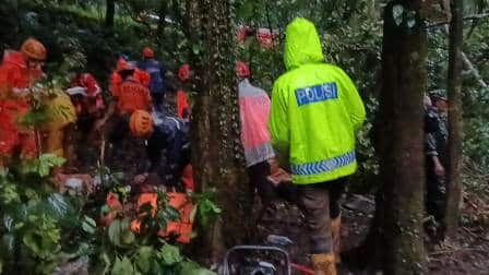 Korban Longsor Jalur Pacet Mojokerto (jatim.polri.go.id)