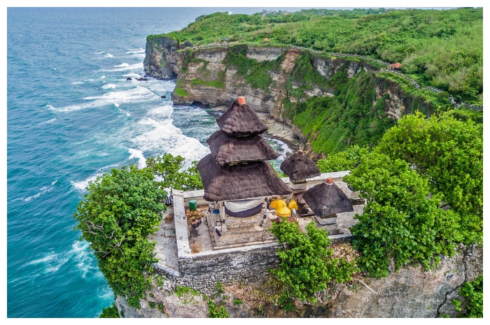 Uluwatu: Pura Tertua yang Berdiri Kokoh di Tebing Selatan Bali