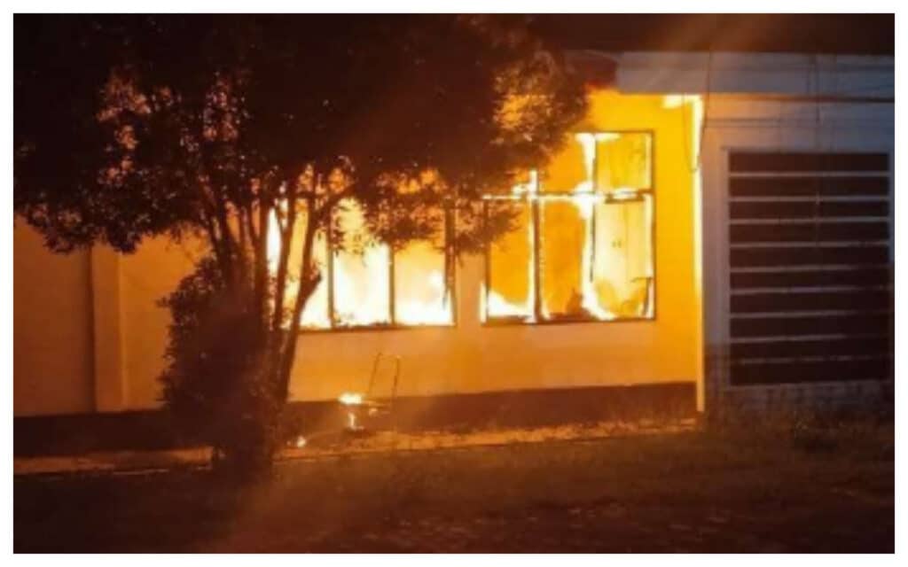 Kasus Pembakaran Kantor KPU Buru: DPR Serukan Audit Keuangan dan Investigasi Hukum