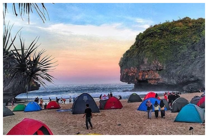 Pesona Alam dan Petualangan Seru di Pantai Greweng, Yogyakarta
