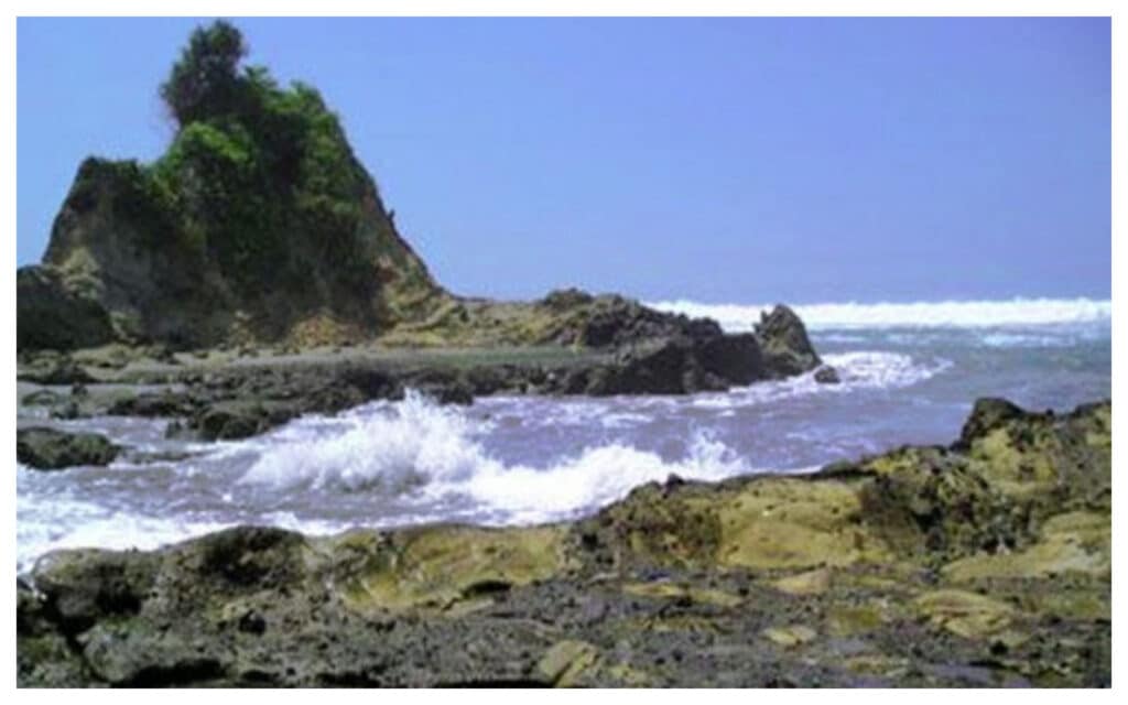 Pesona Alam Keusik Luhur: Pantai Unik di Ujung Cimerak, Pangandaran