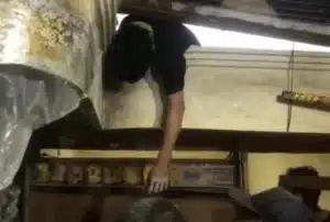 VIRAL! Pria Diduga Maling Tersangkut di Atap Warung Milik Warga, Kondisinya Lemas dan Berdarah