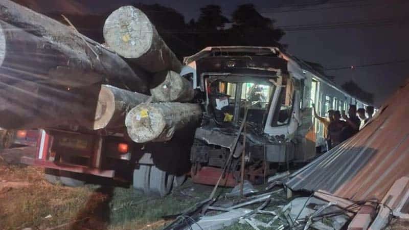KA JENGGALA TABRAK TRUK GELONDONGAN KAYU2
