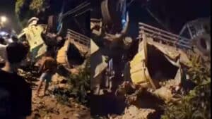 Kecelakaan Dramatis, Truk Bermuatan Semen Rem Blong Hantam Warung dan Gapura Ringsek Tak tebentuk, Dua Pemotor Luka
