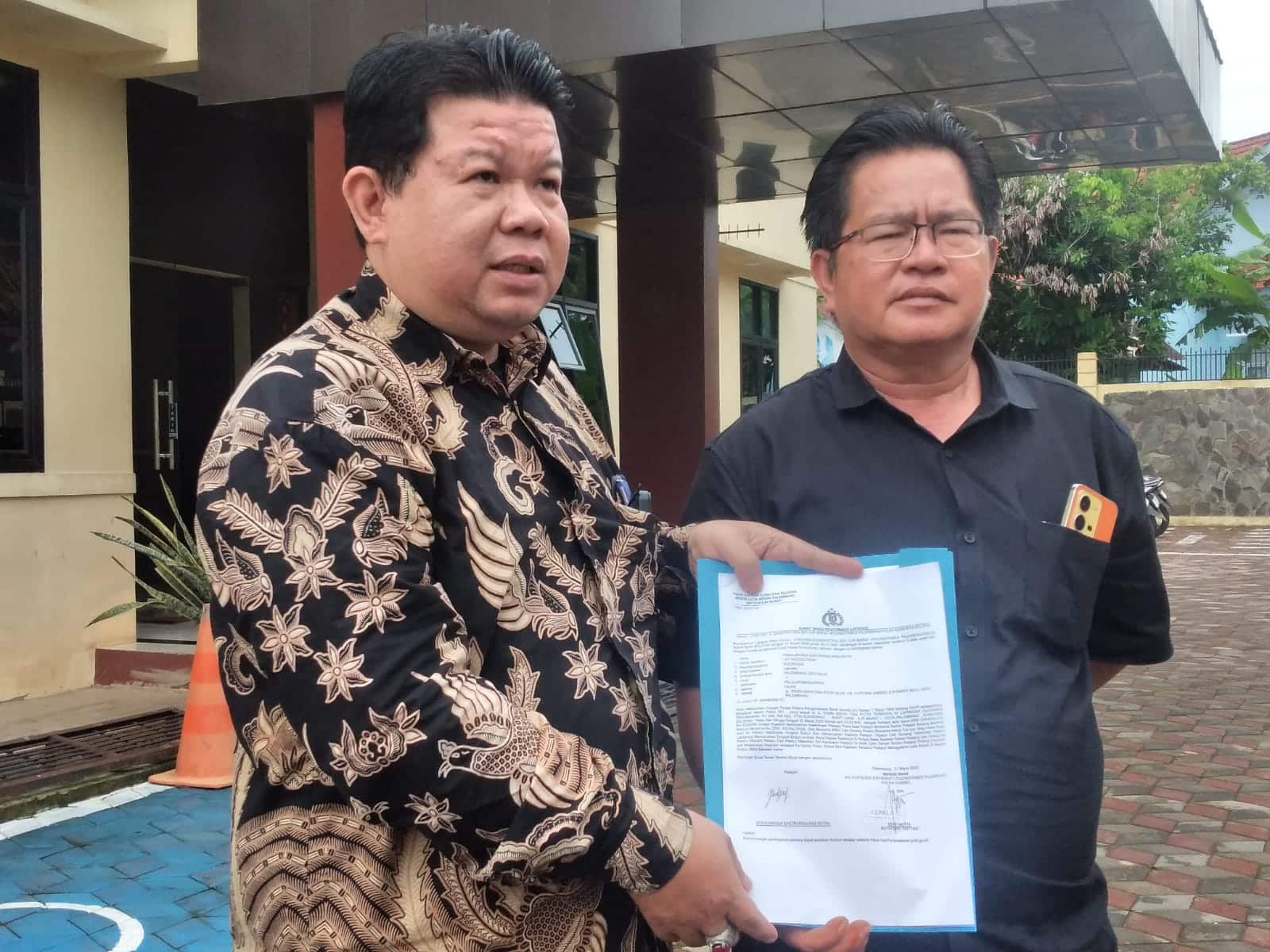 Kuasa hukum korban dari kantor pengacara D.I.L.O (Duo Iskandar Law Office) , M Iskandar SH didampingi orangtua korban, Dedi Irwanto. (Ist)