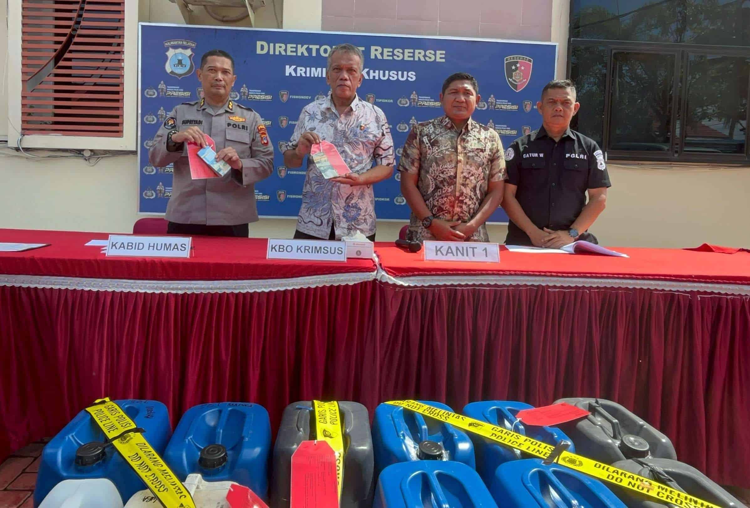 Ratusan liter bbm pertalite di jerigen dan uang tunai jadi barang bukti penyelewengan BBM bersubsidi, di salah satu SPBU di Banjarmasin.(Ist)