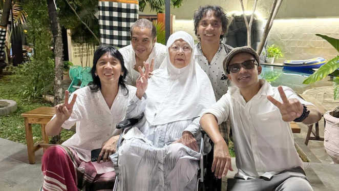 Selamat Jalan Bunda Iffet, Ibunda Bimbim Slank Berpulang di Usia 87 Tahun