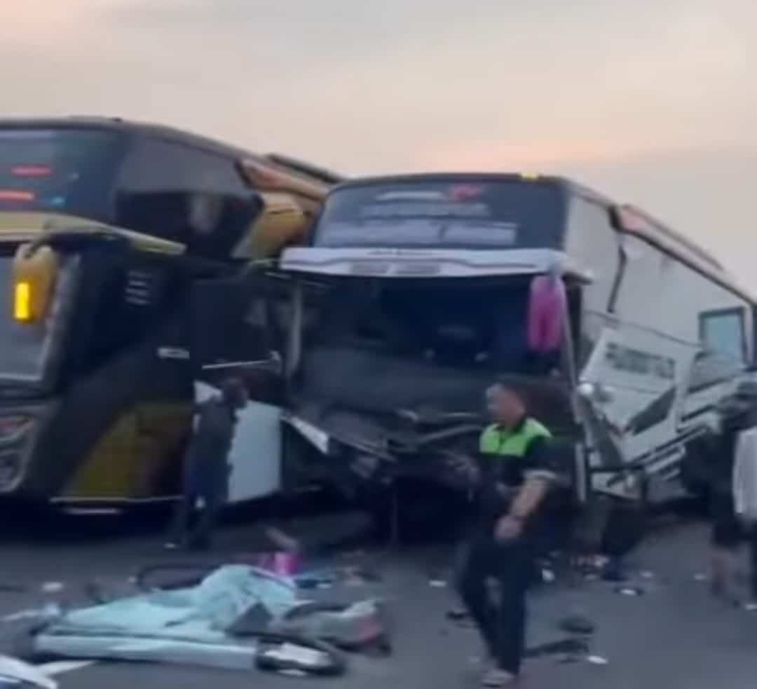 Bus bawa rombongan boek Surabaya alami kecelakaan di Tol Pekalongan. (Instagram;bonekindependent_)