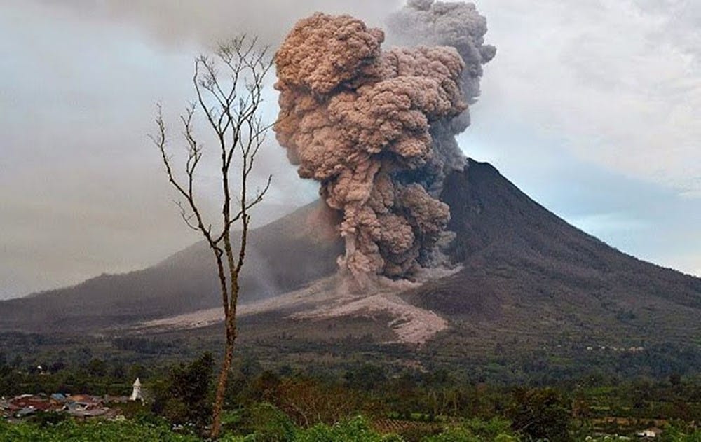 gunung dukono di maluku utara kembali erupsi. (tangkap layar)
