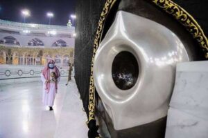 Bukan Sekadar Tradisi, Ini Dalil Mencium Hajar Aswad