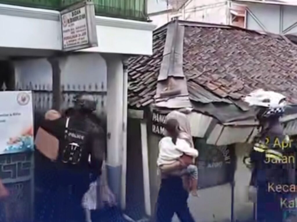 Polisi Kawal Ibu akan Melahirkan di Jalur Puncak Bogor